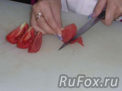 Нарезать помидоры четвертинками, обрезать кожуру и семена.