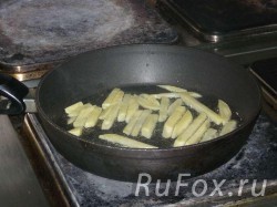 Обжарить картофель на растительном масле.
