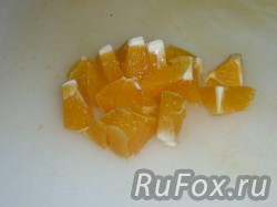 Очистить апельсин и нарезать кубиками.