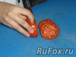 Нарезать кольцами помидор.