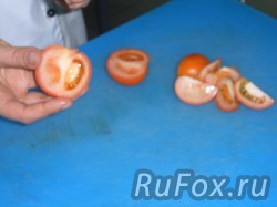 Нарезать четвертинками помидоры.