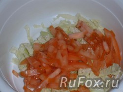 Соединить капусту с помидором, добавить соевый соус и растительное масло, перемешать.