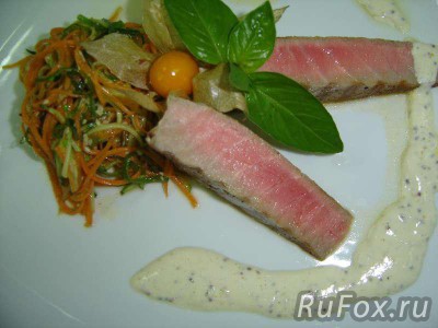 Красный тунец с китайским салатом